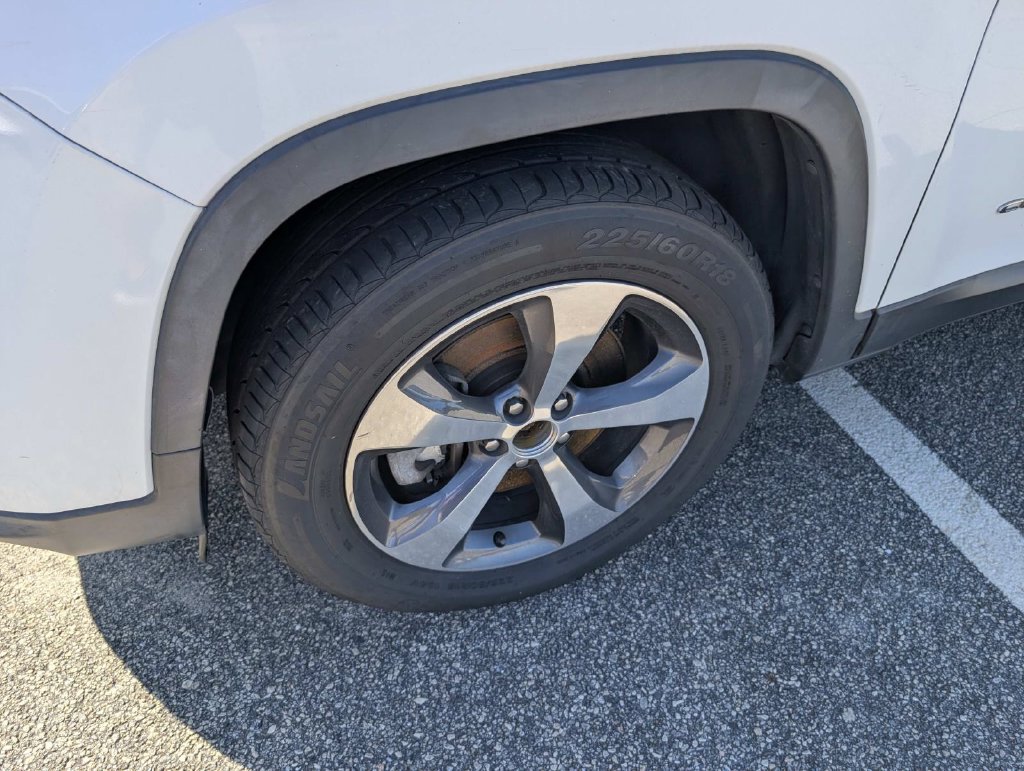 Used 2019 Jeep Cherokee Limited AWD/4WD image 5