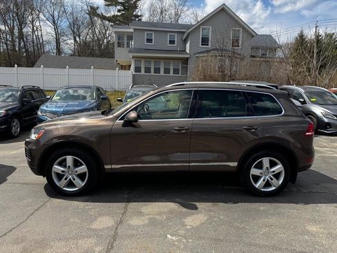 Used 2014 Volkswagen Touareg Sport image 3