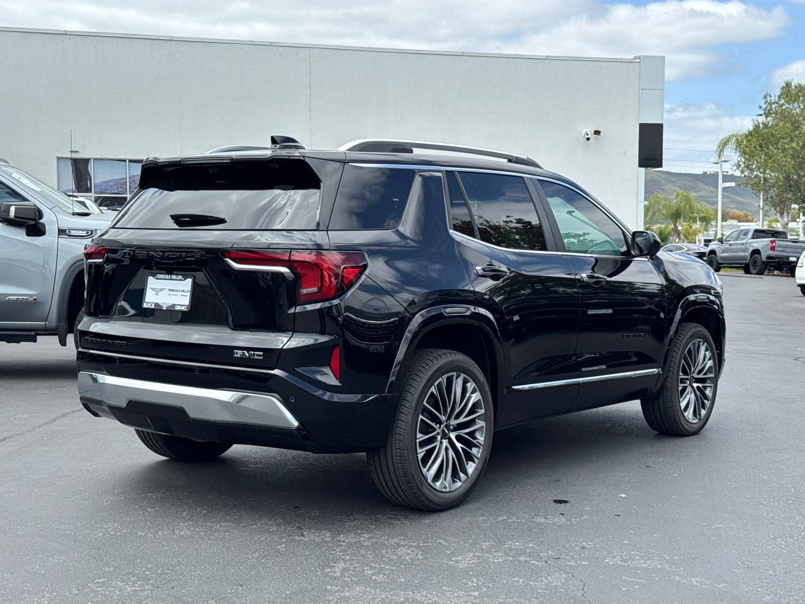 New 2026 GMC Terrain Denali w/ LPO, Black Badging Package AWD/4WD image 15