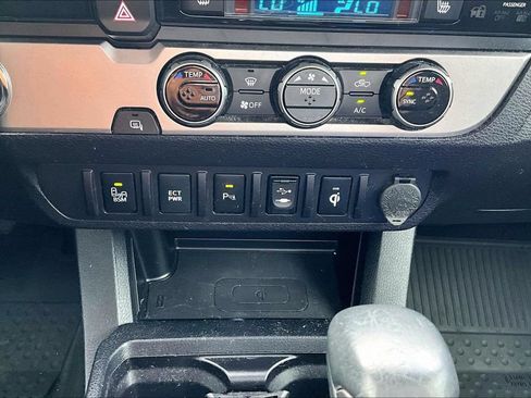 Used 2017 Toyota Tacoma Limited RWD image 24