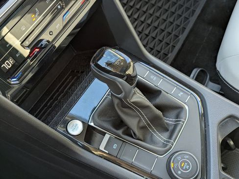 Used 2025 Volkswagen Taos SE w/ Panoramic Sunroof Package image 16