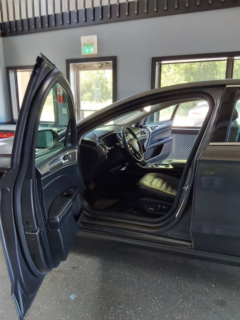 Used 2017 Ford Fusion SE AWD/4WD image 16