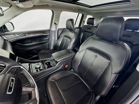 Used 2023 Jeep Grand Cherokee Limited AWD/4WD image 5