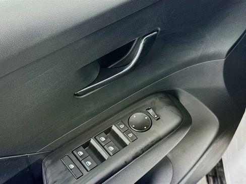 Used 2025 Hyundai Kona SEL image 18