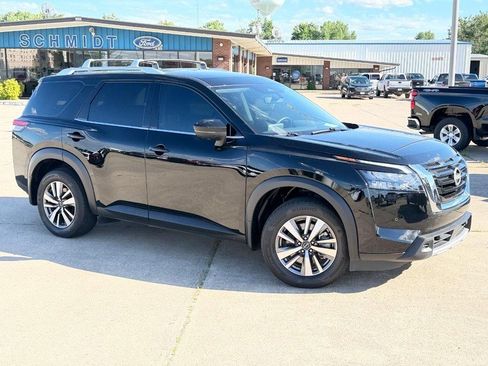 Used 2025 Nissan Pathfinder SL FWD image 3