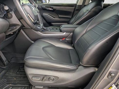 Used 2021 Toyota Highlander XLE image 15