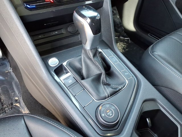 Used 2024 Volkswagen Tiguan SE R-Line AWD/4WD image 7