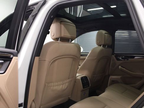 Certified 2022 Porsche Macan AWD/4WD image 24