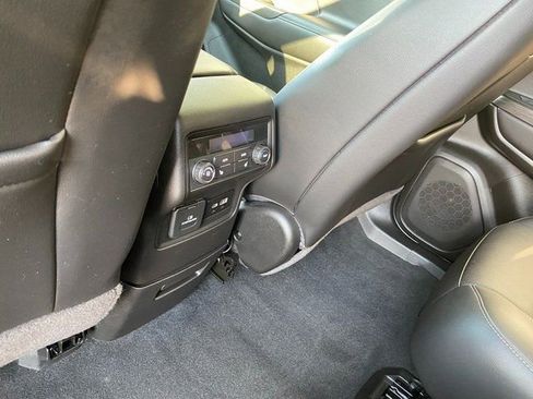 Used 2023 GMC Acadia SLT w/ Technology Package image 15