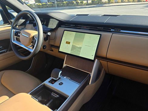 Used 2025 Land Rover Range Rover SE image 12