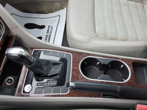 Used 2013 Volkswagen Passat TDI SEL Premium image 17