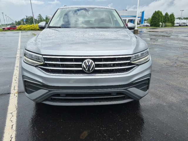 Used 2024 Volkswagen Tiguan SE AWD/4WD image 2