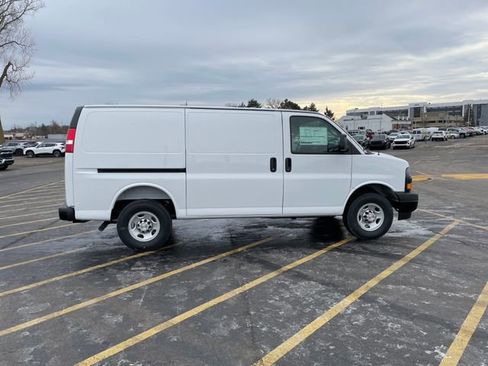 New 2025 Chevrolet Express 3500 w/ Driver Convenience Package image 7