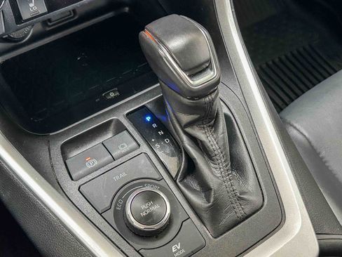 Used 2022 Toyota RAV4 XLE Premium AWD/4WD image 19