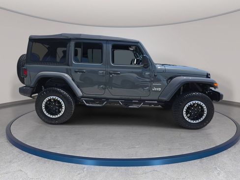 Used 2018 Jeep Wrangler Unlimited Sahara AWD/4WD image 5