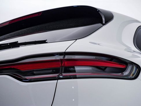 Certified 2025 Porsche Macan image 13