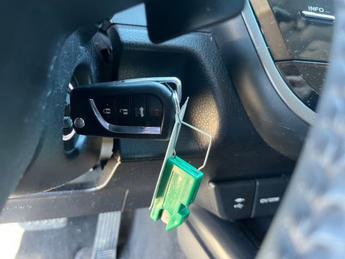 Used 2018 Toyota Camry SE image 32