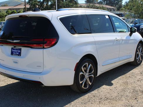 New 2026 Chrysler Pacifica Pinnacle image 4
