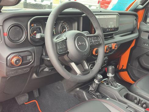Used 2025 Jeep Wrangler Unlimited Rubicon AWD/4WD image 13