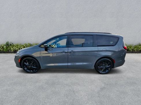 Used 2025 Chrysler Pacifica Limited image 8