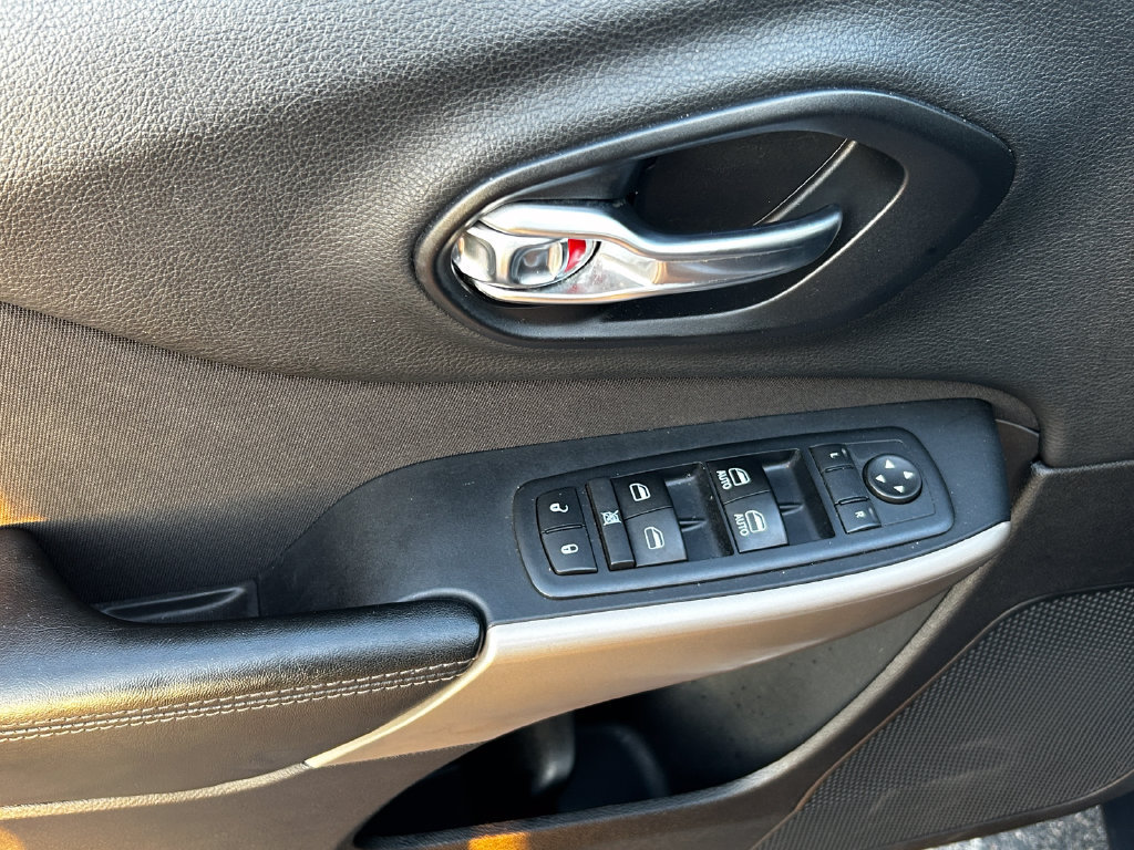 Used 2017 Jeep Cherokee Latitude FWD image 10