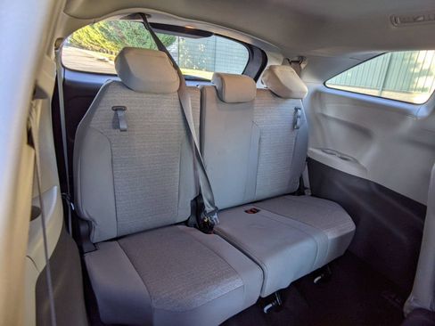 Used 2021 Toyota Sienna LE w/ LE Plus Package FWD image 14