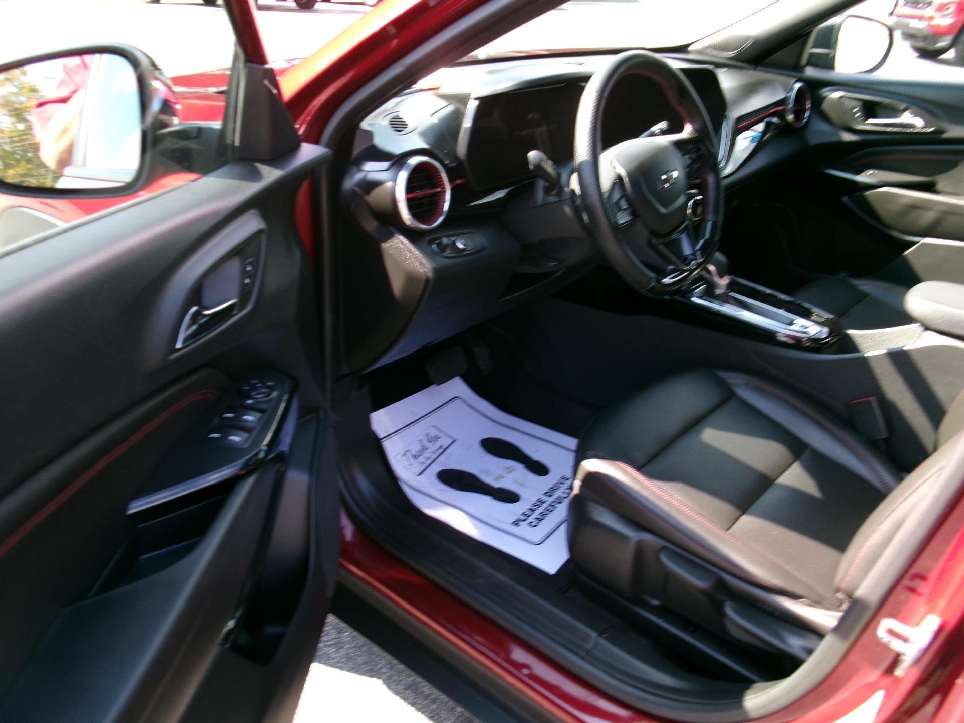Used 2024 Chevrolet Trax RS w/ Sunroof Package FWD image 8