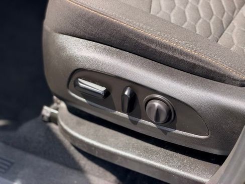 Used 2019 Chevrolet Equinox LT w/ Driver Convenience Package FWD image 7