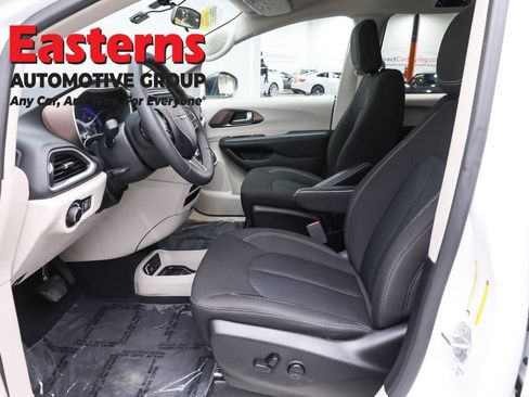 Used 2022 Chrysler Voyager LX image 14