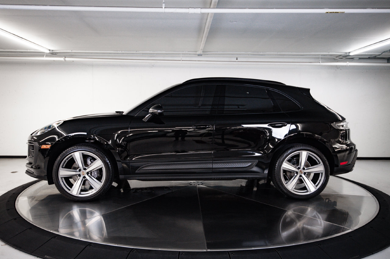 Certified 2024 Porsche Macan AWD/4WD image 2