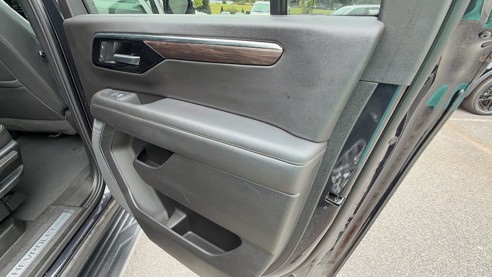 Used 2025 Chevrolet Suburban LT RWD image 20