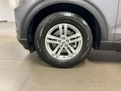 Used 2022 Ford Explorer XLT w/ Equipment Group 202A image 10