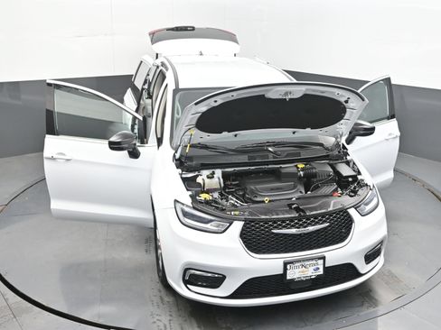Used 2024 Chrysler Pacifica Touring-L FWD image 47