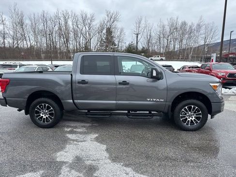 Used 2024 Nissan Titan SV w/ SV Convenience Package image 18