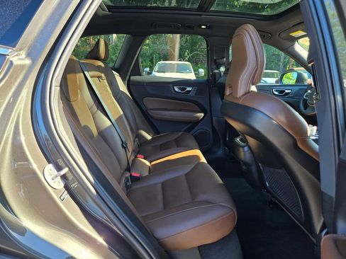 Used 2022 Volvo XC60 B5 Momentum w/ Advanced Package AWD/4WD image 12