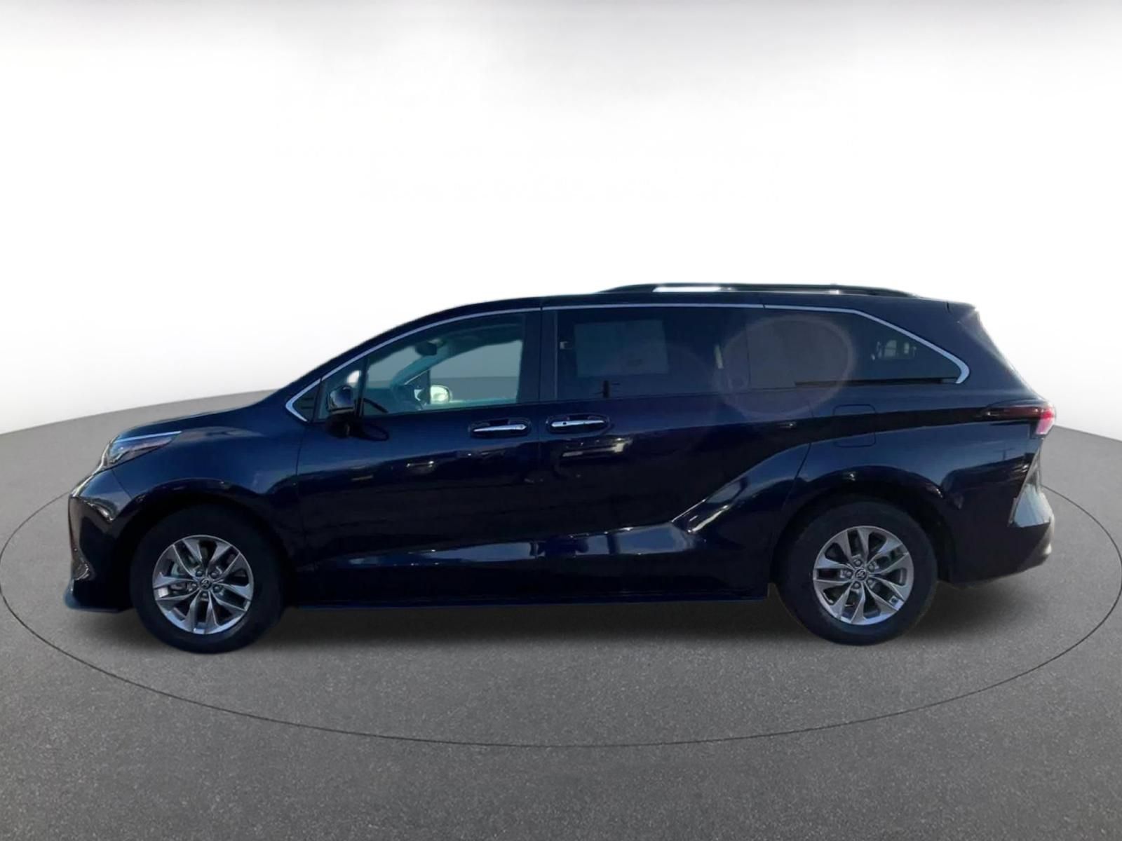Used 2025 Toyota Sienna XLE FWD image 8