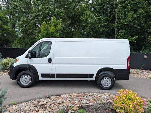 Used 2023 RAM ProMaster 2500 w/ Driver Convenience Group FWD image 2
