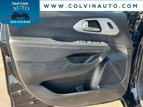 Used 2025 Chrysler Pacifica Limited FWD image 12