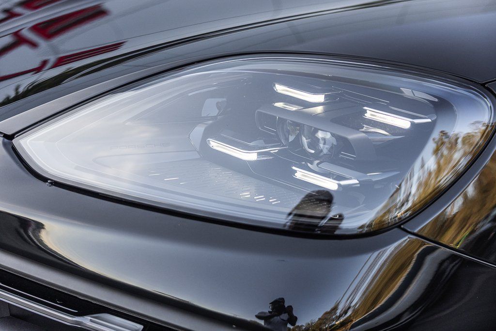 Certified 2025 Porsche Cayenne E-Hybrid AWD/4WD image 25
