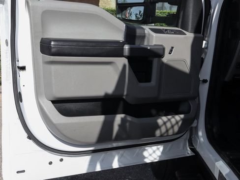 Used 2017 Ford F550 4x4 Regular Cab Super Duty image 18