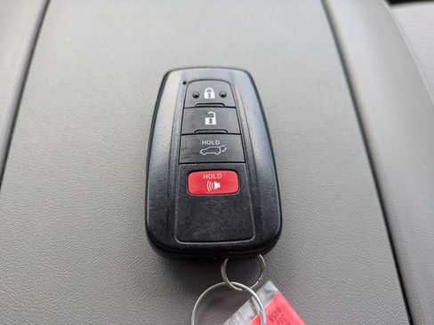 Used 2023 Toyota Highlander LE FWD image 33