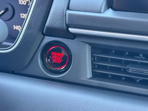 Used 2025 Honda Pilot Touring image 17