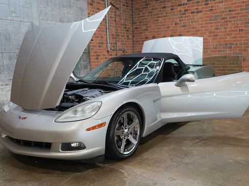 Used 2006 Chevrolet Corvette Coupe w/ Preferred Equipment Group RWD image 25