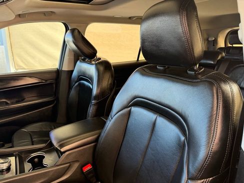 Used 2023 Jeep Grand Cherokee L Laredo image 31