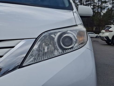 Used 2015 Toyota Sienna LE image 11