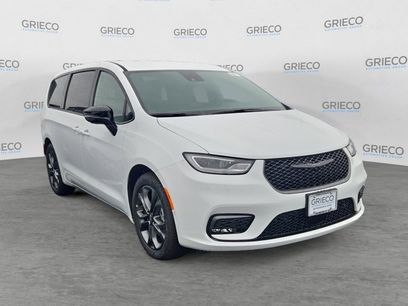 New 2026 Chrysler Pacifica Select