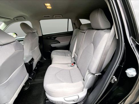Used 2025 Toyota Highlander LE AWD/4WD image 19