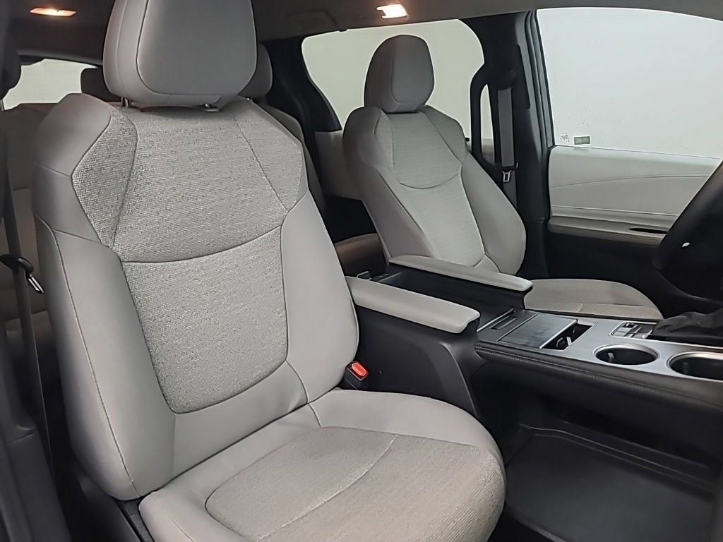 Used 2025 Toyota Sienna LE FWD image 17