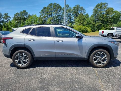 Used 2025 Chevrolet Trax LT FWD image 10