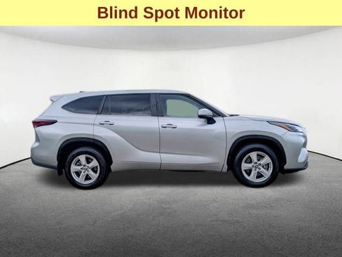 Used 2024 Toyota Highlander LE AWD/4WD image 4